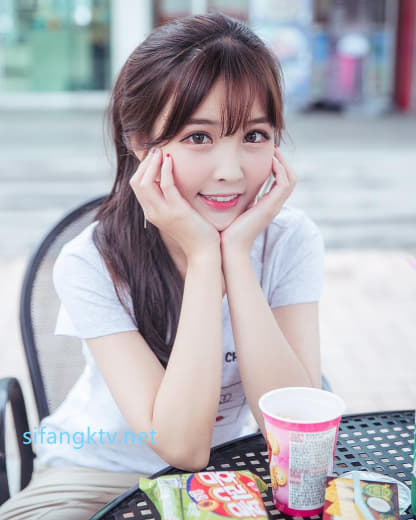 【2023-09-22】TikTok addicted woman